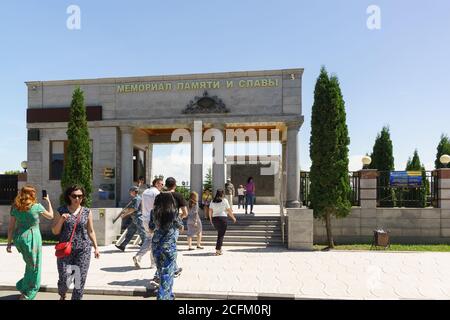 Nazran, Inguschetien, Russland - 02. Juni 2019: Touristen Denkmal der Erinnerung und Ruhm - ein großer Komplex zu den wichtigsten Daten gewidmet, tragische und Stockfoto