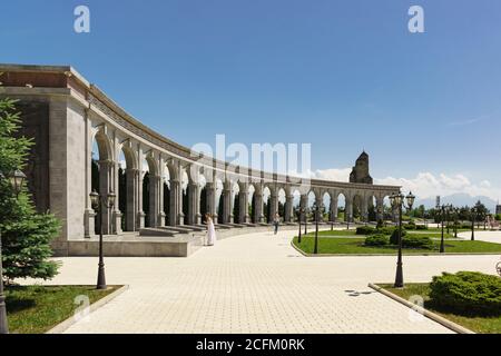 Nazran, Inguschetien, Russland - 02. Juni 2019: Touristen in der Nähe der Kolonnade des Denkmals der Erinnerung und Ruhm mit den Namen von 36 Ingusch, die Auszeichnungen hatte Stockfoto