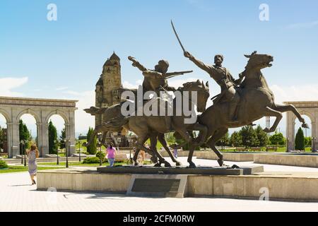 Nazran, Inguschetien, Russland - 02. Juni 2019: Denkmal für das Ingusch-Kavallerie-Regiment der "Wilden Division", Teil der kaukasischen Eingeborenendivision, ON Stockfoto