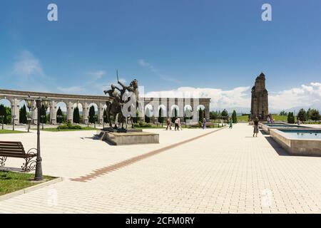 Nazran, Inguschetien, Russland - 02. Juni 2019: Denkmal für das Ingusch Kavallerie-Regiment "Wilde Division" auf dem Gebiet der Gedenkstätte für Erinnerung und glo Stockfoto