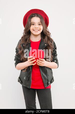 Mädchen lockiges Haar tragen Leder Jacke. Brutale stil Ausschreibung aber zuversichtlich, dass die Mädchen. Rock Stil passt. Rock and Roll ist Weg des Lebens. Outfit Ideen jedes stilvolle Mädchen versuchen sollten. Little Rock Star Konzept. Stockfoto