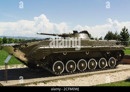 Memorial of Memory and Glory, Nazran, Inguschetien, Russland - 02. Juni 2019: BMP-1 - Sowjetisches Kettenfahrzeug der Infanterie - die erste Serie der Welt f Stockfoto