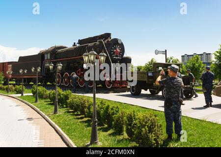 Nazran, Inguschetien, Russland - 02. Juni 2019: Militärtouristen besuchen die Lokomotive - ein echtes historisches Fahrzeug, in dem die Inguschen deportiert wurden Stockfoto