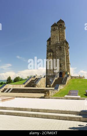 Nazran, Inguschetien, Russland - 02. Juni 2019: Gedenkgebäude "neun Türme" auf dem Territorium des Denkmals für die Opfer der politischen Repression. T Stockfoto