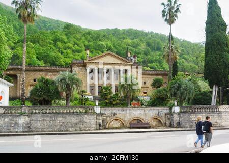 Gagra, Abchasien - 02. Mai 2019: Das alte zerstörte Gebäude des Wintertheaters, das in den 50er Jahren an der Ardzinba Avenue der Kurstadt erbaut wurde Stockfoto