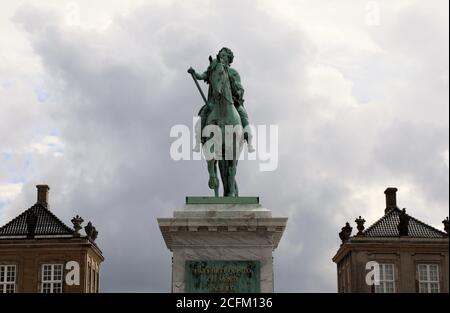 Reiterstatue von König Frederik V. im Schloss Amalienborg In Kopenhagen Stockfoto