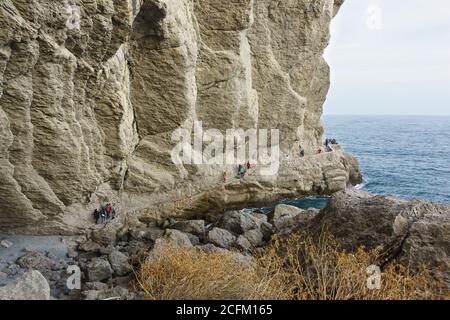 Novy Svet, Krim, Russland - 09. März 2019: Die Reisegruppe folgt an einem bewölkten Tag im Frühjahr dem Golizyn-Trail Stockfoto