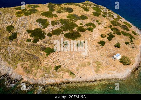 Luftdrohnenaufnahme der antiken minoischen Ruinen auf der Insel Mochlos auf Kreta, Griechenland Stockfoto