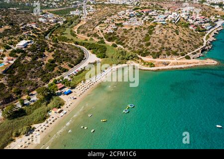 Luftaufnahme des Strandes von Almyros in der Nähe der Stadt Agios Nikolaos auf Kreta, Griechenland Stockfoto