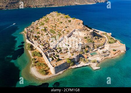 Luftdrohnenaufnahme einer alten venezianischen Festungsinsel und ehemaligen Leprakolonie (Spinalonga, Kreta, Griechenland) Stockfoto