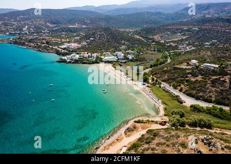 Luftaufnahme des Strandes von Almyros in der Nähe der Stadt Agios Nikolaos auf Kreta, Griechenland Stockfoto