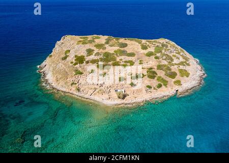 Luftdrohnenaufnahme der antiken minoischen Ruinen auf der Insel Mochlos auf Kreta, Griechenland Stockfoto