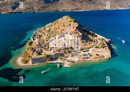 Luftdrohnenaufnahme einer alten venezianischen Festungsinsel und ehemaligen Leprakolonie (Spinalonga, Kreta, Griechenland) Stockfoto