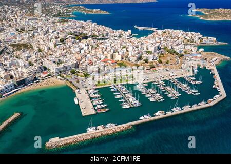 Luftaufnahme des Yachthafens und der schönen kretischen Stadt Agios Nikolaos am Ufer der Ägäis (Kreta, Griechenland) Stockfoto