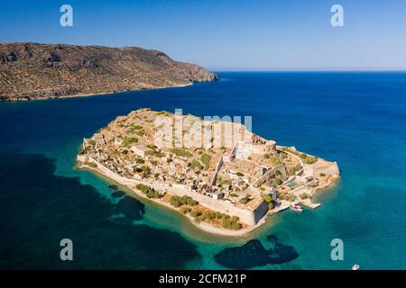 Luftdrohnenaufnahme einer alten venezianischen Festungsinsel und ehemaligen Leprakolonie (Spinalonga, Kreta, Griechenland) Stockfoto