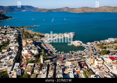 ELOUNDA, KRETA, GRIECHENLAND - 22. AUGUST 2020: Luftaufnahme der beliebten griechischen Stadt und Hafen von Elounda auf der Insel Kreta Stockfoto