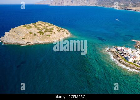 Luftdrohnenaufnahme des kleinen Dorfes Mochlos und der vorgelagerten Insel mit antiken Ruinen (Kreta, Griechenland) Stockfoto
