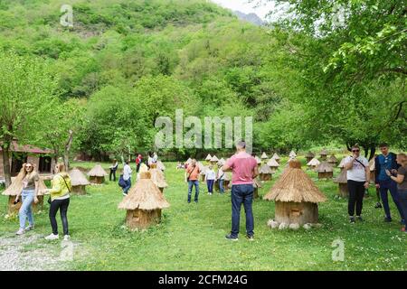 Abchasien, Gagra Bezirk, Dorf Bzyb-02 Mai 2019: Touristen auf Ausflüge in den Berg Bienenhaus. Foto im Speicher Stockfoto