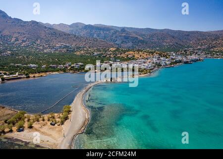 Luftaufnahme mit dem Damm, der Elounda mit der Insel Kolokitha verbindet, zusammen mit den Überresten der minoischen Stadt Olous (Kreta, Griechenland) Stockfoto