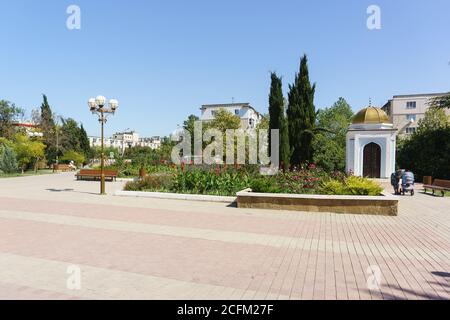 Jewpatoria, Krim, Russland-10. September 2019: Marschall Sokolov Platz auf Pobedy Avenue in Jewpatoria, Krim. Sonniger Sommertag Stockfoto