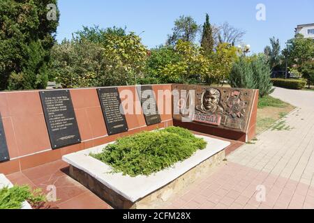 Jewpatoria, Krim, Russland-10. September 2019: Denkmal für den Sieg im Zweiten Weltkrieg auf dem Platz nach Marschall Sokolow auf den Sieg benannt gewidmet Stockfoto