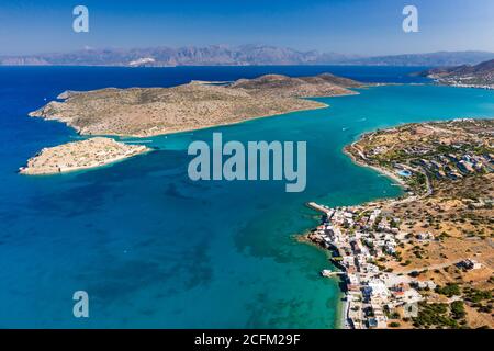 Luftaufnahme der mittelalterlichen Festung von Spinalonga Insel und Stadt Plaka mit kristallklarem Meer (Kreta, Griechenland) Stockfoto