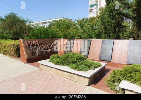 Jewpatoria, Krim, Russland-10. September 2019: Das Denkmal den Verteidigern der Stadt, die dem Sieg im Zweiten Weltkrieg auf dem Platz gewidmet ist, der nach benannt ist Stockfoto