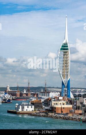 Der Spinnakerturm am Eingang zum Hafen von portsmouth zeigt die Schiffswerft und die Kriegsschiffe dahinter und den runden Turm. Stockfoto