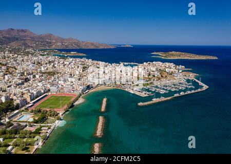 Luftaufnahme des Yachthafens und der schönen kretischen Stadt Agios Nikolaos am Ufer der Ägäis (Kreta, Griechenland) Stockfoto