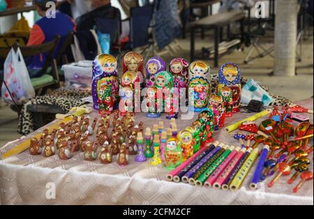 Moldavanskoye, Krim, Russland-05. Oktober 2019: Eine Theke mit russischem Spielzeug aus Holz beim jungen Weinfest in Lefkadia. Selektiver Fokus auf n Stockfoto