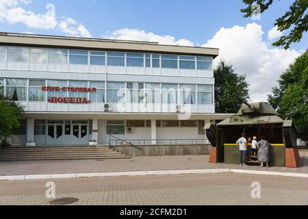 Jewpatoria, Krim, Russland-7. September 2019: Die Menschen neben dem Panzerschießstand. Die Inschrift im russischen ' Club-Dining Victory' Stockfoto