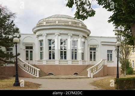 Jewpatoria, Krim, Russland-07. September 2019: Das Gebäude der Zentralen Kurpoliklinik Krim auf dem Gorki-Ufer in der Kurstadt Stockfoto
