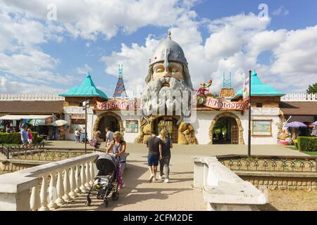 Jewpatoria, Krim, Russland-7. September 2019: Eingang zum Aqualand im Wasserpark Lukomorje, dekoriert nach russischen Märchen Stockfoto