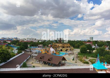 Jewpatoria, Krim, Russland-7. September 2019: Top Blick auf die Stadt und Aqualand Wasserpark bei Lukomorje Stockfoto