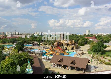 Jewpatoria, Krim, Russland-7. September 2019: Blauer Himmel über der Kurstadt und der fabelhafte Aqualand Wasserpark bei Lukomorje Stockfoto