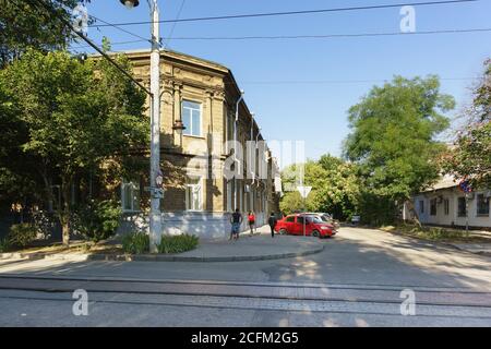 Jewpatoria, Krim, Russland-7. September 2019: Die Kreuzung der Straßen Gogol und Sanatorium in der Kurstadt Stockfoto