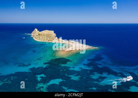 Luftaufnahme einer kleinen Insel und Boote in einem kristallklaren blauen Ozean (Kolokitha, Elounda, Kreta, Griechenland) Stockfoto