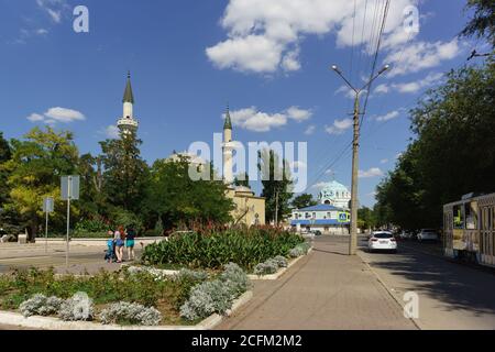 Jewpatoria, Krim, Russland-8. September 2019: Die Kreuzung der Straßen Demyschew und der Revolution in der Kurstadt Stockfoto