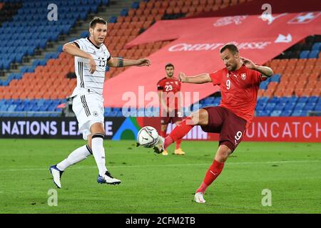 Basel, Schweiz. September 2020. Basel, Schweiz. 06.Sep, 2020. firo Nations League: 09/06/2020 Schweiz - Deutschland Duelle, Duell zwischen Niklas Suele (Deutschland) gegen Haris Seferovic (Schweiz) . Quelle: Markus Gilliar/GES/POOL/via/firoportsphoto/dpa/Alamy Live News Quelle: dpa picture Alliance/Alamy Live News Stockfoto