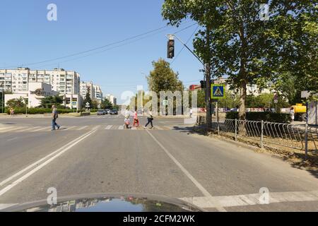 Jewpatoria, Krim, Russland-10. September 2019: Blick aus dem Auto hielt an der Ampel an der Kreuzung der Straße Pobedy und Nekrassow. Peo Stockfoto