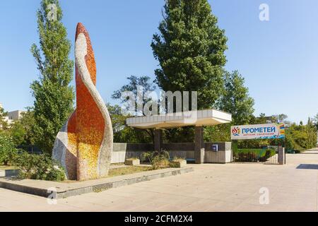 Jewpatoria, Krim, Russland-10. September 2019: Stilisierte Stele aus Beton und hellen Mosaik am Eingang zum Kindersanatorium Prometheus Stockfoto