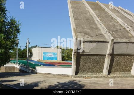 Jewpatoria, Krim, Russland-10. September 2019: Sommerkonzertort auf dem Territorium des Kindersanatoriums Prometheus im Dorf Saosernoy Stockfoto