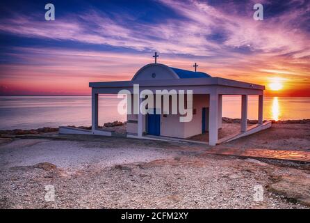 Zypern, Mittelmeer Küste. Kirche Agioi Anargyroi am Kap Greco bei Sonnenaufgang Stockfoto