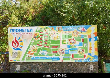 Jewpatoria, Krim, Russland-10. September 2019: Das Schema der Objekte des Kindersanatoriums Prometheus im Dorf Saosernoe Stockfoto