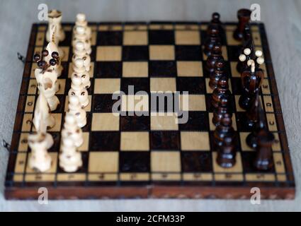 Schachspiel und Holzschachbrett. Stockfoto