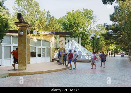 Jewpatoria, Krim, Russland-12. September 2019: Pumpenraum mit dem Mineralwasser und der Kuppel über der Ausgrabung der altertümlichen Siedlung auf duwanowskaja str Stockfoto