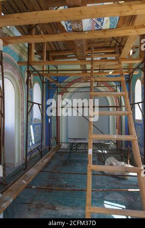 Tarkhankut, Krim, Russland-11. September 2019: Gerüst in der neuen Kirche - Kapelle des Heiligen Nikolaus auf dem Territorium des Fischerlagers Stockfoto