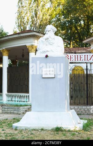 Jewpatoria, Krim, Russland-12. September 2019: Das Denkmal dem großen russischen Schriftsteller Leo Tolstoi neben dem Café in der Kurstadt im Frunse-Park. N Stockfoto