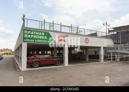 Krasnodar, Russland-12. Juni 2020: Parkplatz und Spielplatz darüber im Hof eines mehrstöckigen Gebäudes auf Jewgenia Zhigulenko Straße. Russisch Stockfoto