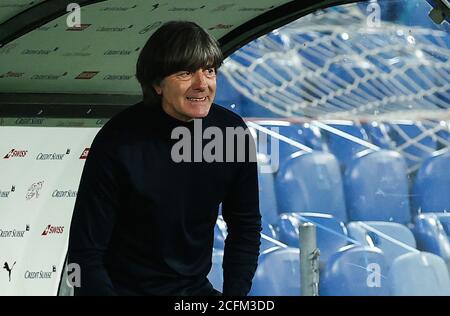 Basel, Schweiz. September 2020. Basel, Schweiz. September 2020. Fußball: Nations League A, Schweiz - Deutschland, Gruppenphase, Gruppe 4, 2. Spieltag im St. Jakob-Park. Joachim Löw, Deutschlands Nationaltrainer, reagiert auf den Ausgleich. Kredit: Christian Charisius/dpa/Alamy Live Nachrichten Gutschrift: dpa picture Alliance/Alamy Live Nachrichten Stockfoto